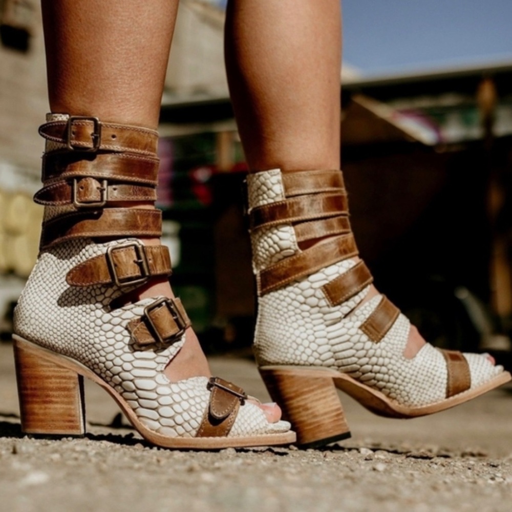 FREEBIRD WHITE SNAKE BOND SANDALS 7